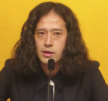 【2026年最新】又吉直樹に妻はいない！？結婚事情と彼女の噂・自宅・家族関係を解説