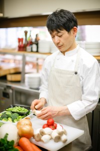 山田康司シェフの人物像（調理する様子）